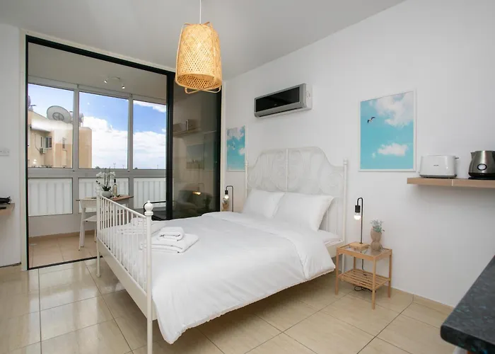 Palmove Makenzy Ria Larnaca